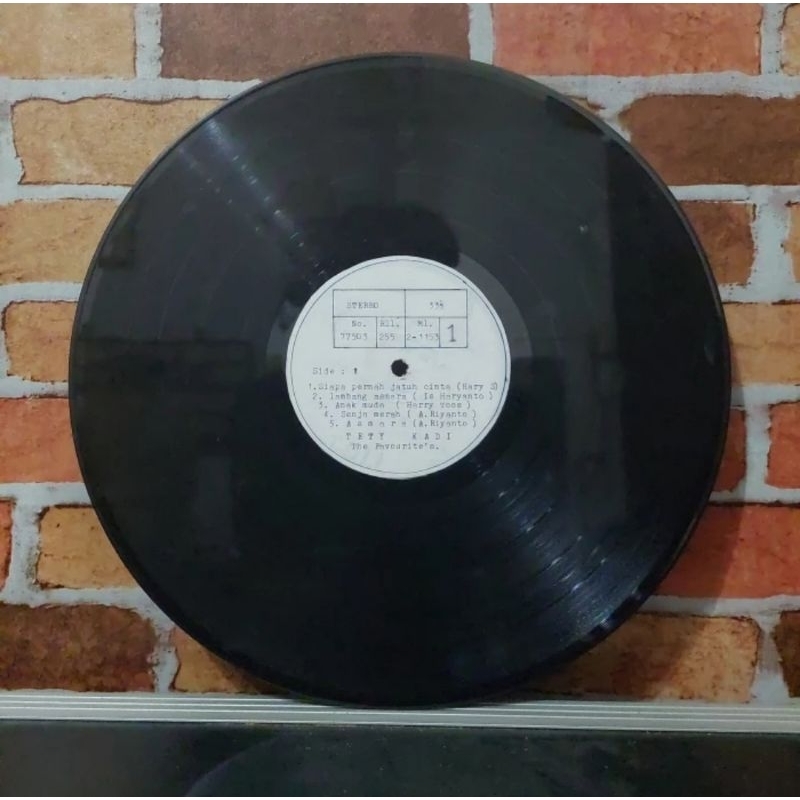 Vinyl Piringan Hitam 12 inch Tetty Kadi-Siapa Pernah Jatuh Cinta