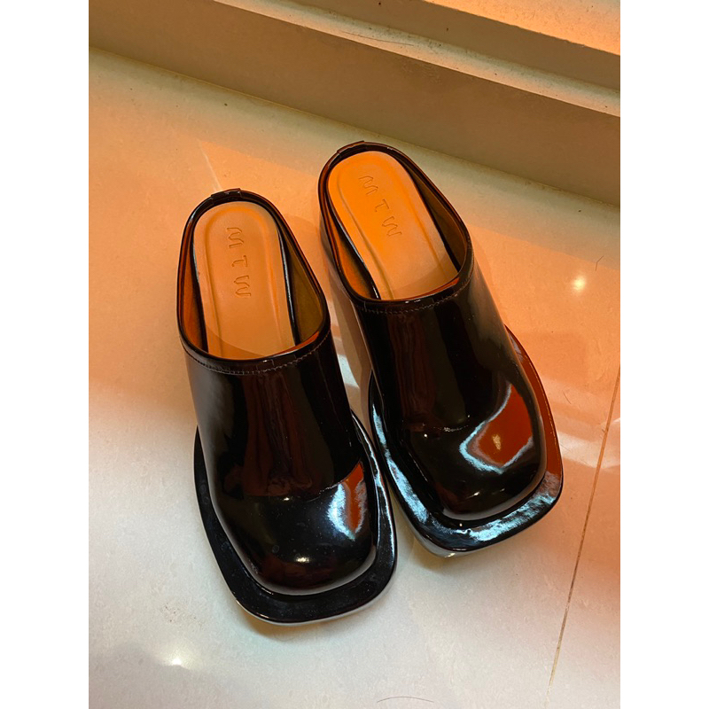 MTW made to wander ziggy clogs black