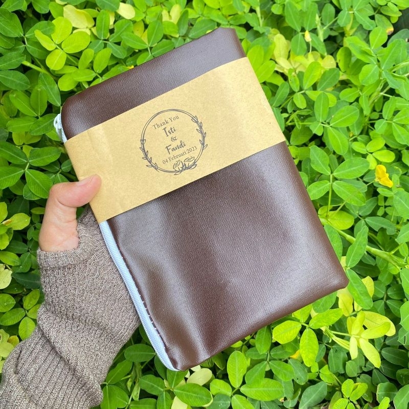 SOUVENIR MURAH DOMPET KOIN PERNIKAHAN KHITAN ULTAH TERMURAH BAHAN KULIT SISTESIS PACK THANKS CARD COKLAT+ PLASTIK +- 20X13 CM