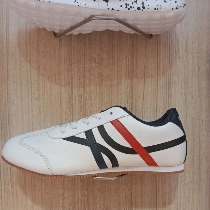 Sepatu sneakers Tomkins putih