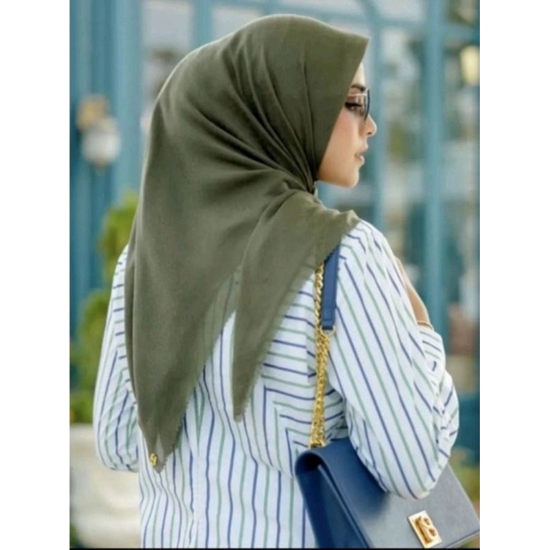 Preloved Tapis Embossed Kale Buttonscarves