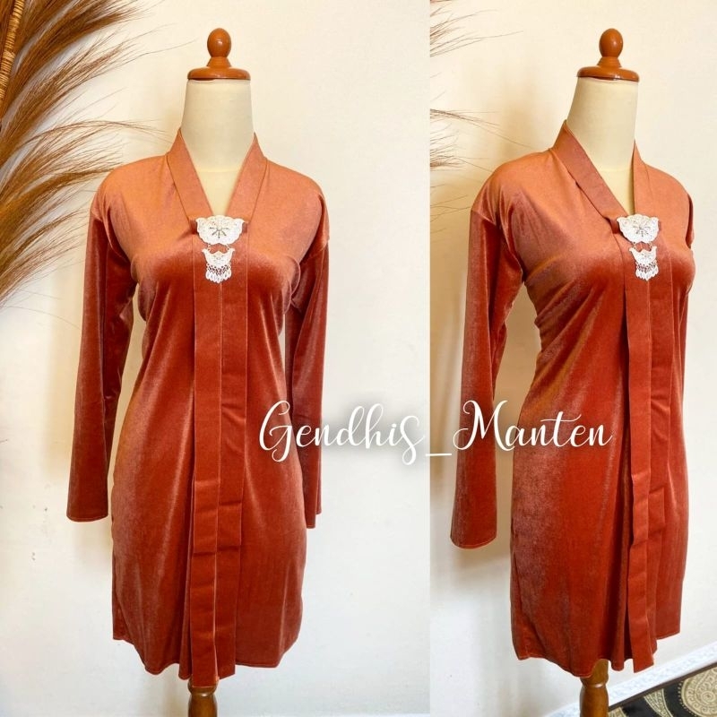 [Teracota] Kebaya Bludru Panjang - Model Kartini / Leher V