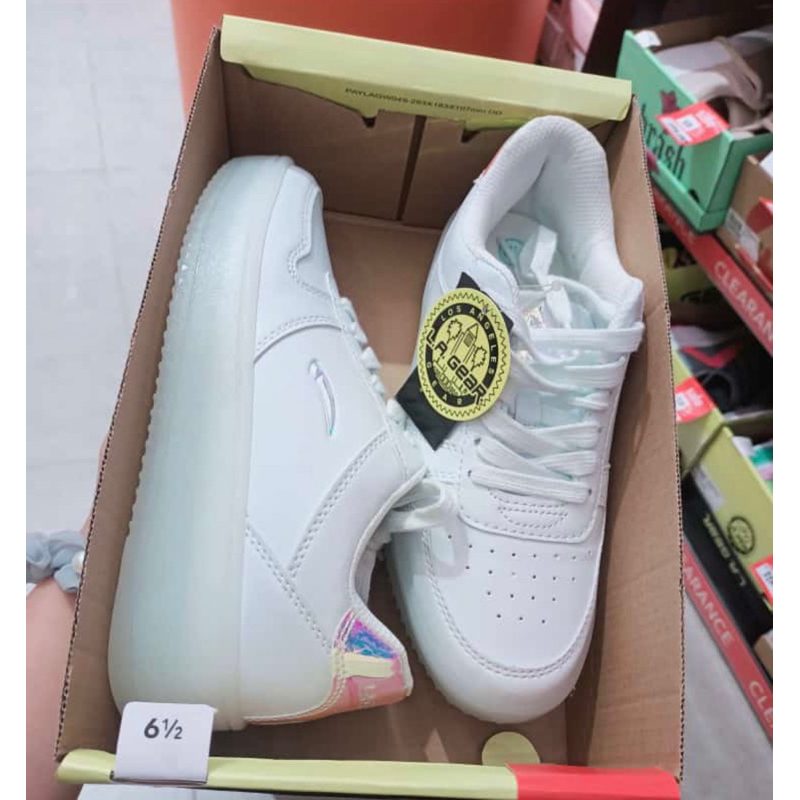 Payless by LA Gear harga normal 599.000