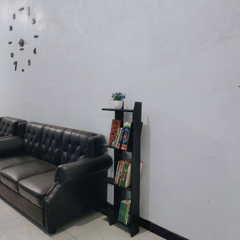 Sekat Ruangan Minimalis Modern Kayu Rak Sudut Ruang Tamu untuk Buku Majalah Pot Bunga Hiasan Dinding