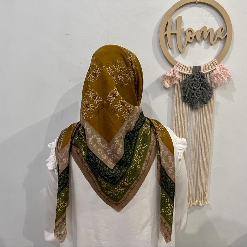 HIJAB SEGIEMPAT VOAL MOTIF SONGKET KUNING