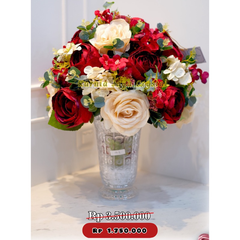 Rangkaian Bunga Mawar Premium Krem dan Merah termasuk Vas Kristal