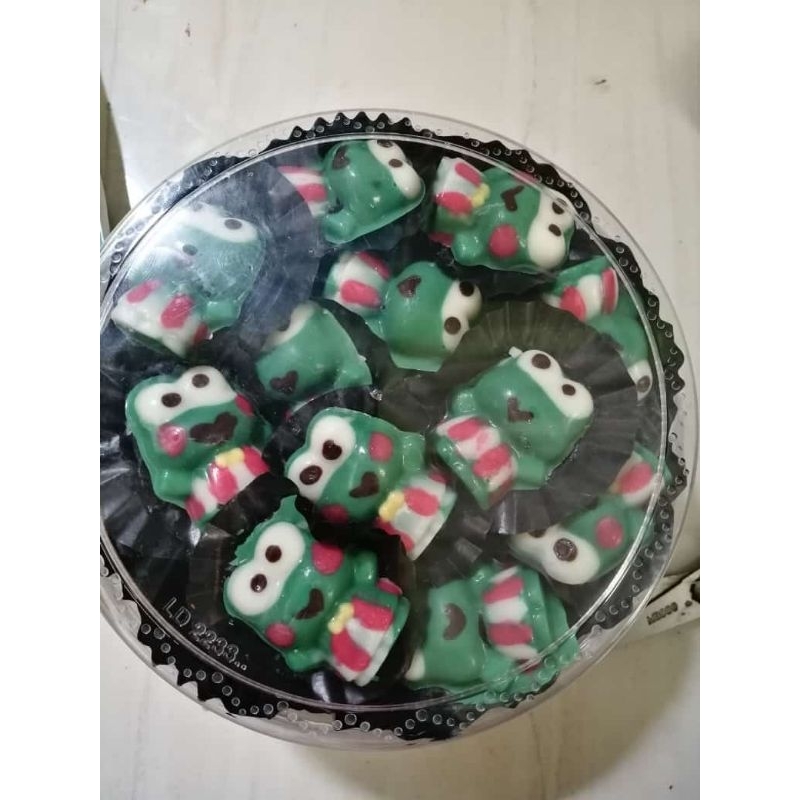 

coklat karakter Thomas Hello Kitty keropi bebek ketupat nanas love
