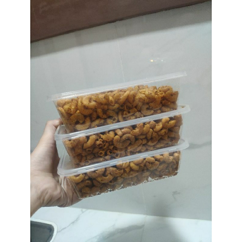 

Makaroni dan pangsit cemilan kering enakk banget