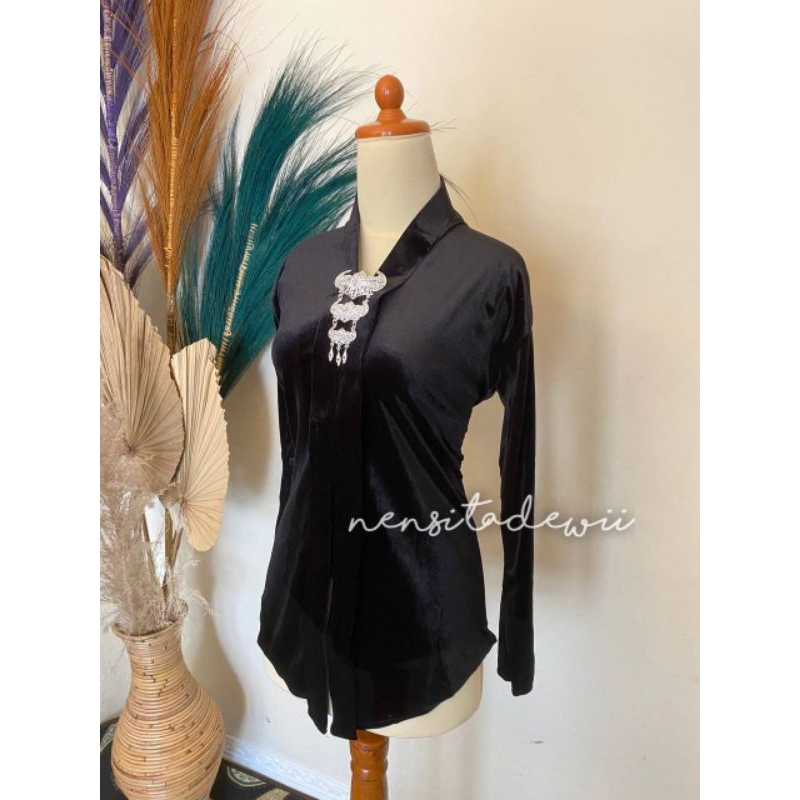 Kebaya Bludru, Model Kartini (Leher V) - Warna Hitam