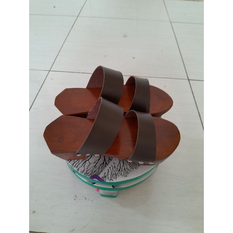 peccak,bakiak,klompen atau sandal kayu ciri has mbak mbak santri