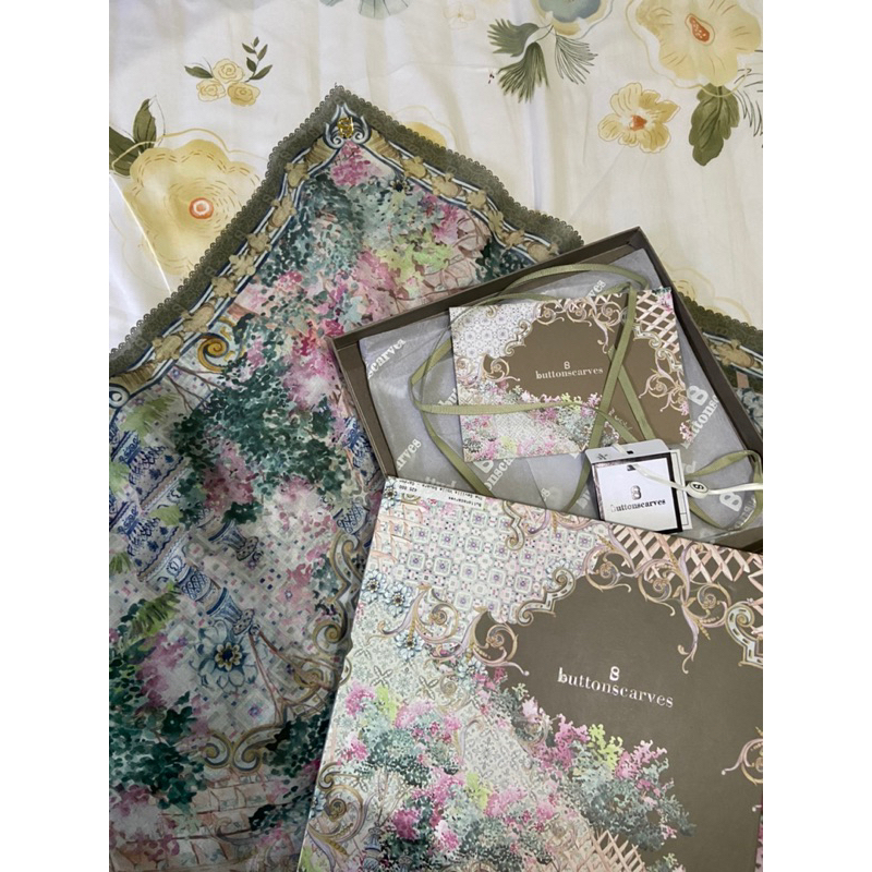 PRELOVED BUTTONSCARVES SEVILLA DUBAI LITTLEMERMAID