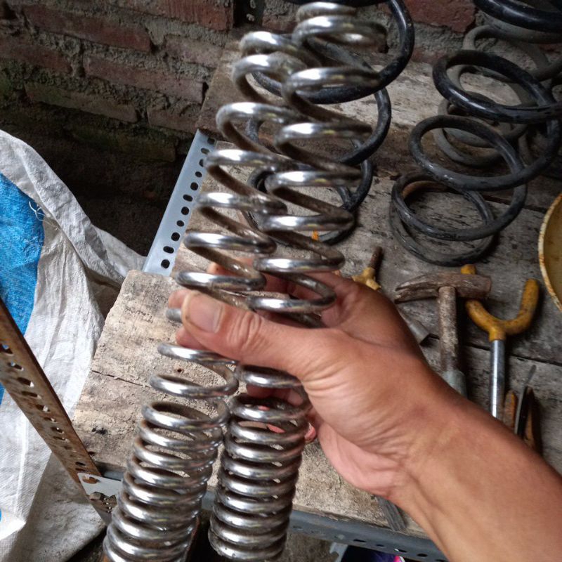 spiral dari skok sepeda motor sepasang