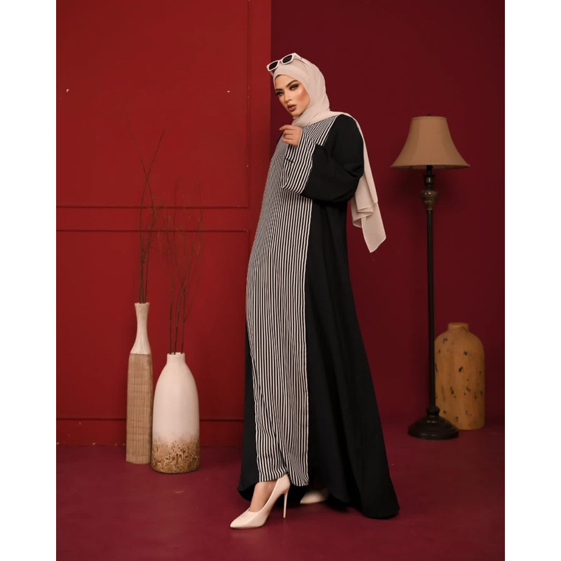 jazila Abaya dengan motif stripe hand painting, nuansa  earth tone yang begitu teduh dan memukau