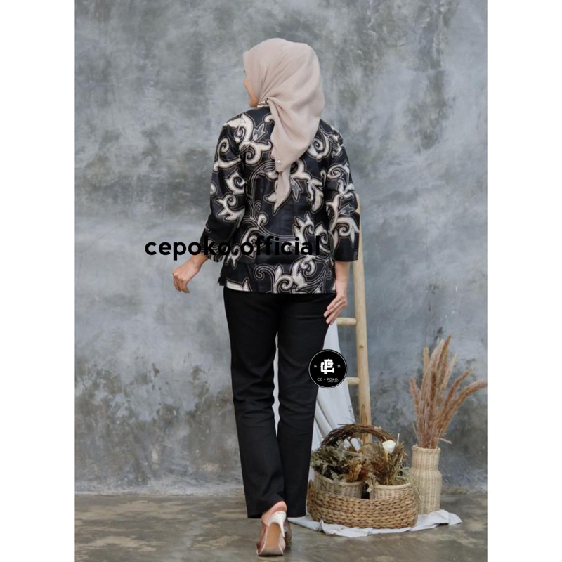 Blouse Batik Kerja Wanita Motif Kangkung Hitam