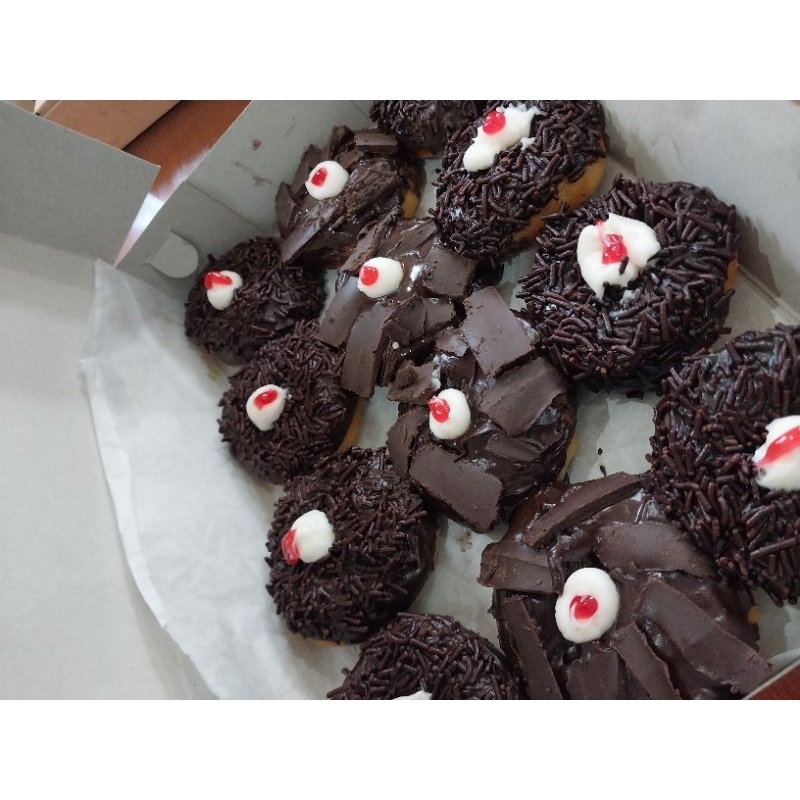 

Donat Blackforest isi 12 / DONAT