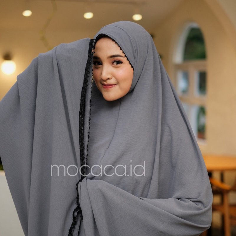 Mukena Dewasa 3 in 1 Jumbo Crincle Ironless Sleting Dagu ponco free tas travelling pouch renda hitam - grey abu