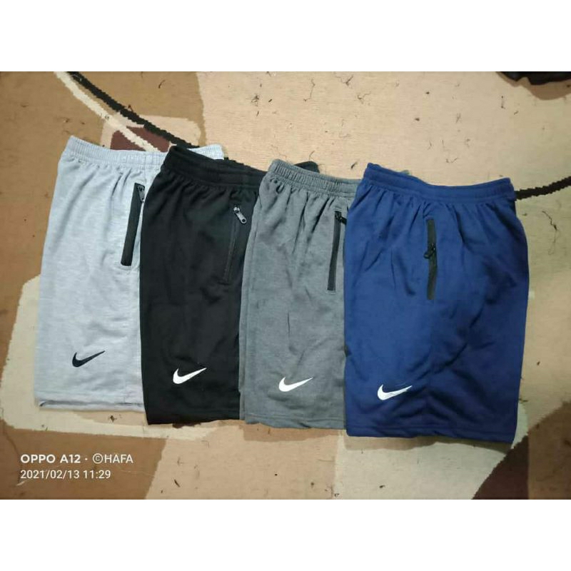 celana pendek Nike