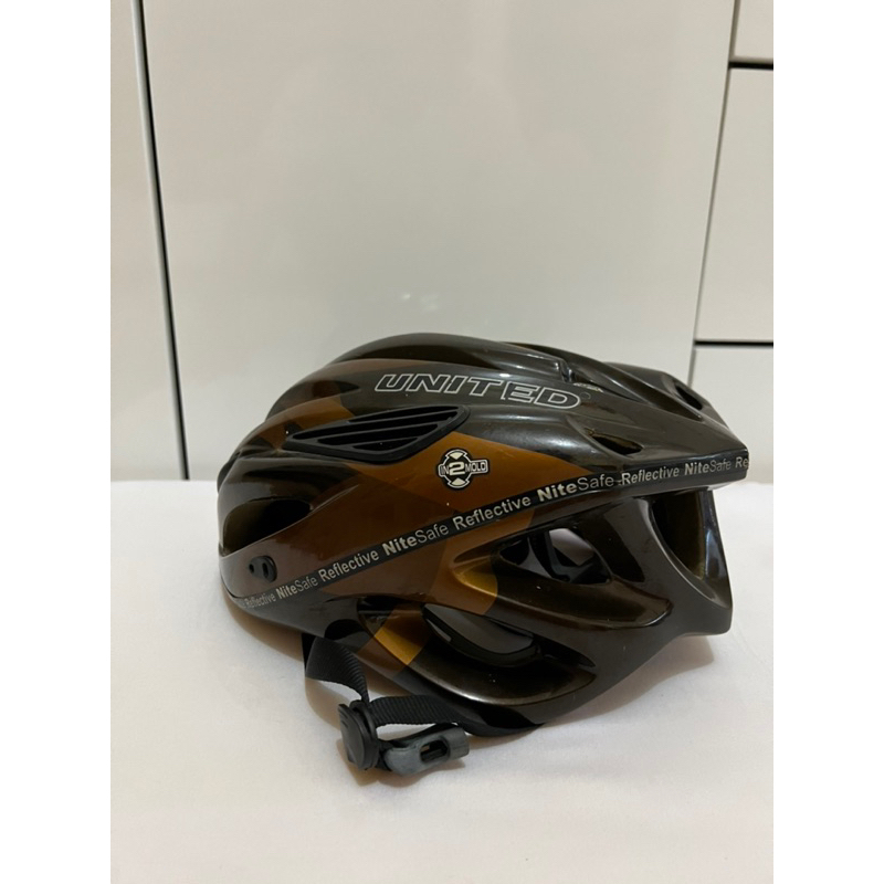 helm sepeda/ helm sepeda preloved / preloved helm sepeda / helm sepeda bekas