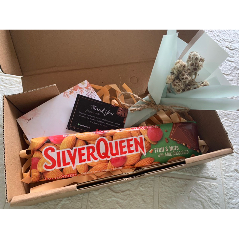 Hampers Silverqueen dengan bunga edelweiiss mini | HANDBUKET_ASTAMBUL