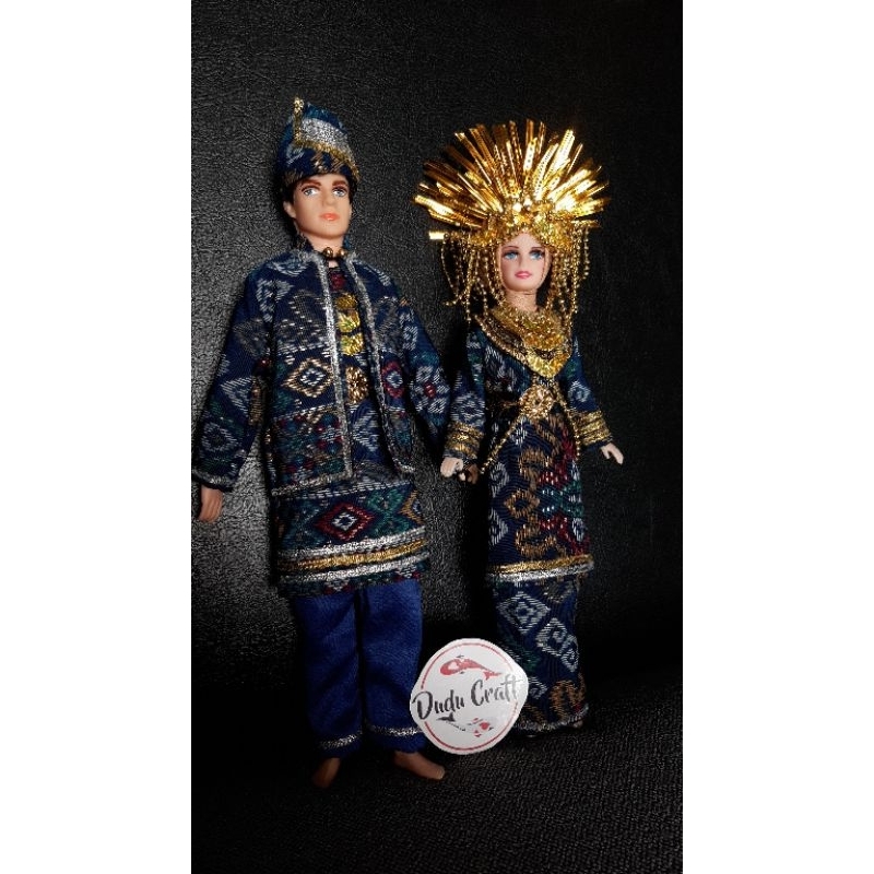 Sepasang boneka dengan baju adat nusantara