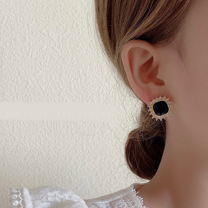 Avery crystal earrings / anting