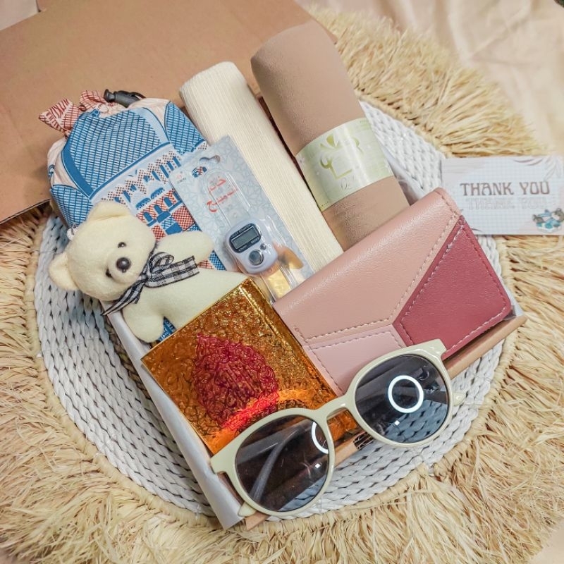 

Kado Ulang Tahun Cewek / Gift Box Pashmina / Hampers Lebaran / Hampers Ramadhan / Hari Ibu / Hadiah Ulang Tahun Cewek / Boneka Wanita / Hadiah Anniversary / Gift Birthday / Kado Ulang Tahun Wanita / Wisuda Graduation / Kado Hari Ibu / Kado Anniv