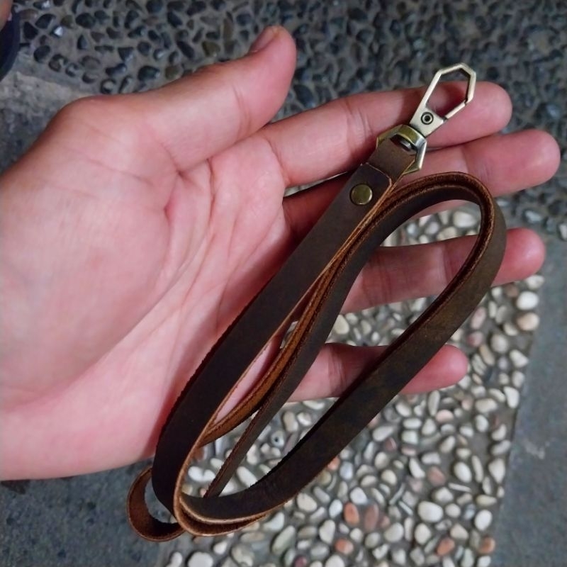 

Tali Id Card Bahan Kulit Crazyhorse Panjang 47cm