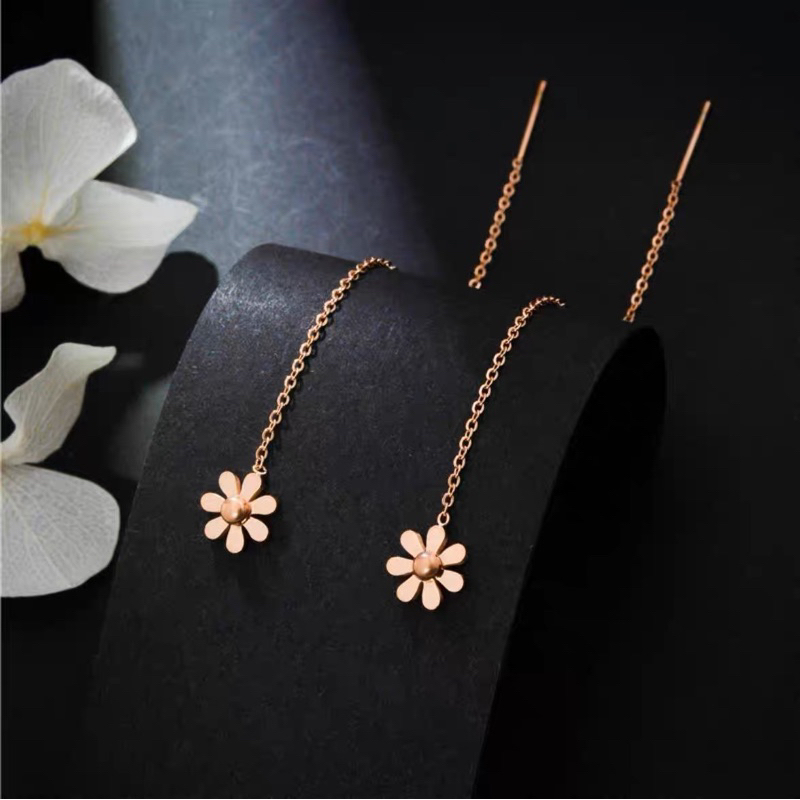 anting daisy titanium diamonde