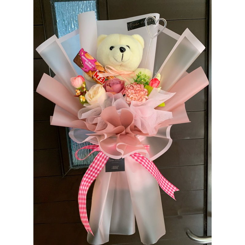 

Buket Boneka dan coklat Bucket ulang tahun wisuda