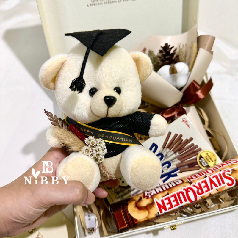 HAMPERS GRADUATION Cokelat Silverqueen 62gr Buket Bunga Dried Flower Bucket Boneka Doll Kado Ultah Hadiah Valentine Pernikahan Gift Paket Wisuda Ulang Tahun Tunangan Kelahiran Hampers Premium Murah Unik Estetik Aesthetic Sahabat Pacar Istri Bayi Anak Box