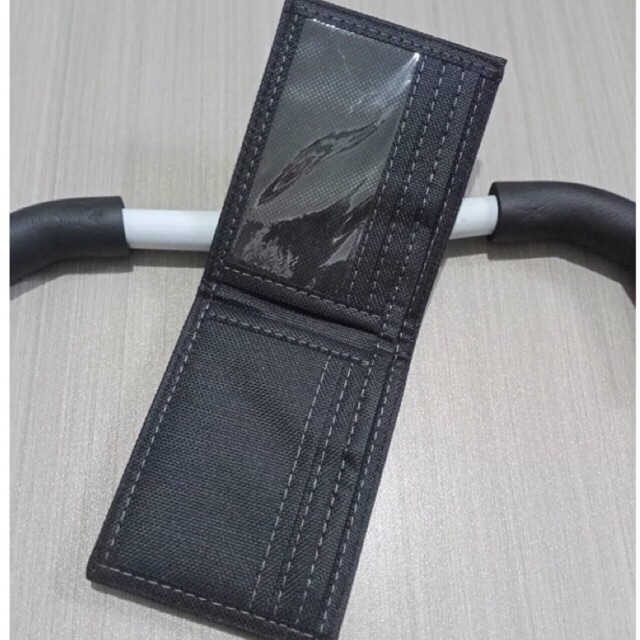 dompet model lipat dua horizontal bahan kulit sintetis PU lokal jenis ferari ada logonya dipadukan dengan bahan nylon di bagian dalam dompet #dompet #dompetpria #dompetcowok #dompetlokal #dompetlipat #dompetkeren #dompetbagus #dompetgrosir #manwallet