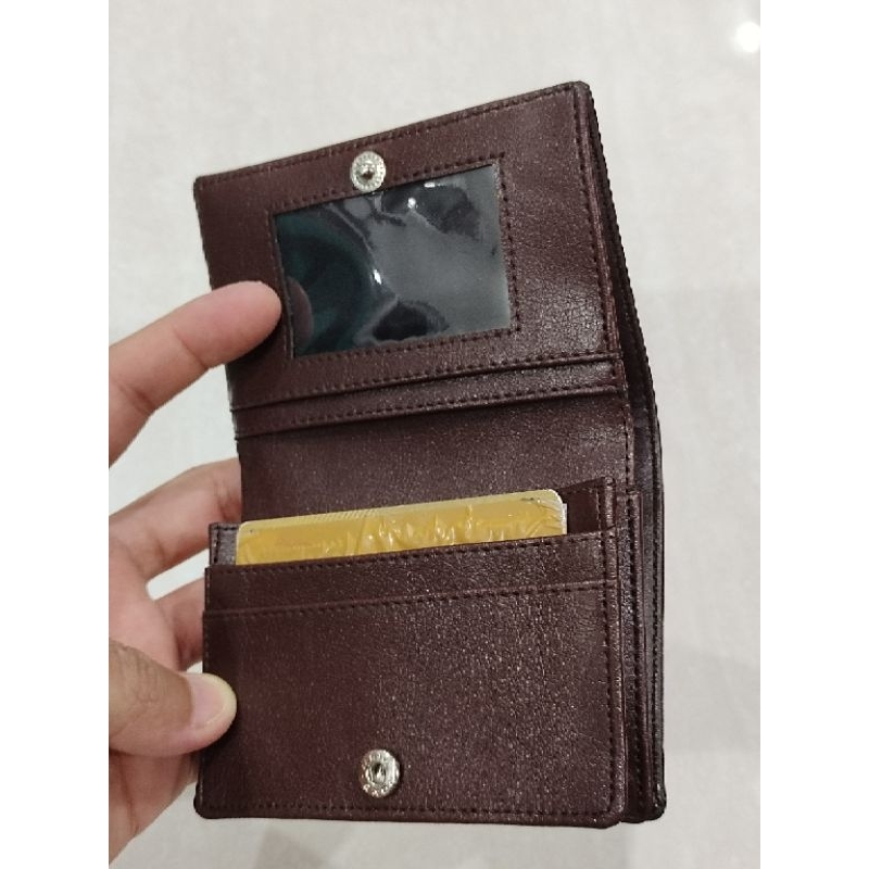 Dompet tempat kartu kancing polos