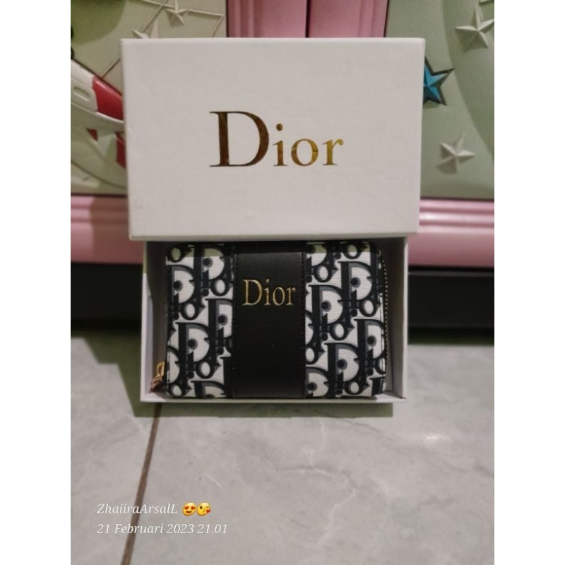 dompet wanita merek dior