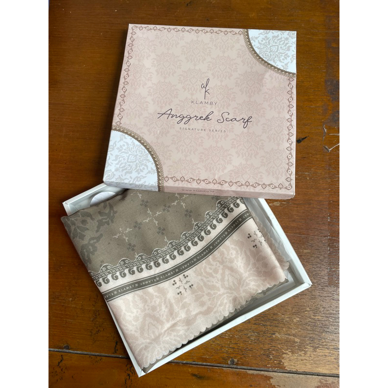 Wearing klamby preloved anggrek scarf trias