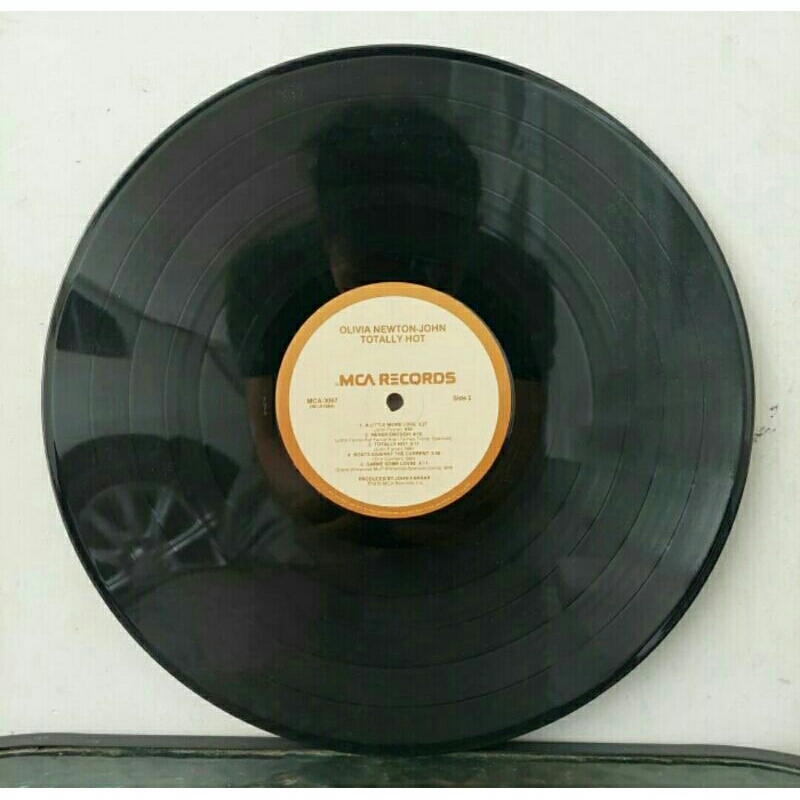 Vinyl Piringan Hitam 12 inch Totally Hot-Olivia Newton John