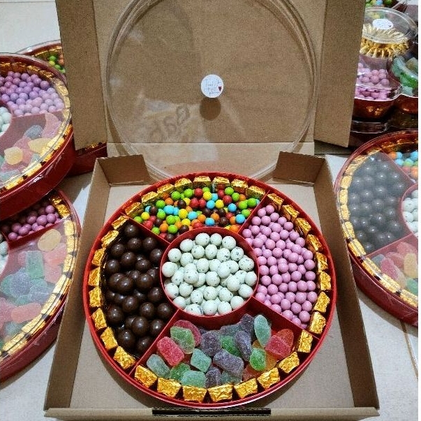 

Hampers Coklat Toples Bulat/Bunga Sekat 3/4/5/6 var