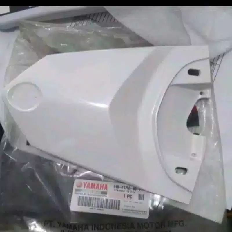 COVER TAIL SAMBUNGAN BODY BELAKANG YAMAHA XEON RC XEON KARBU ORIGINAL YAMAHA PUTIH