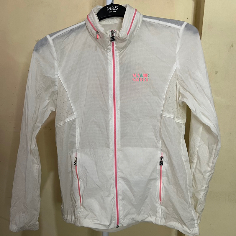 Thirft Jaket Running Merk Sesame Street Warna Broken White | Preloved | Second Murah
