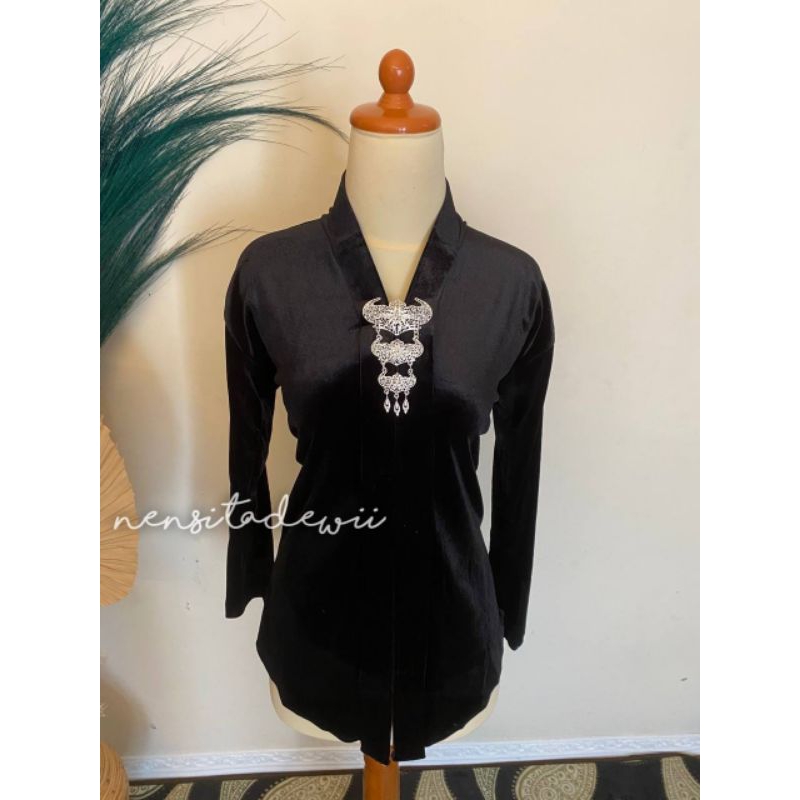 Kebaya Bludru, Model Kartini (Leher V) - Warna Hitam