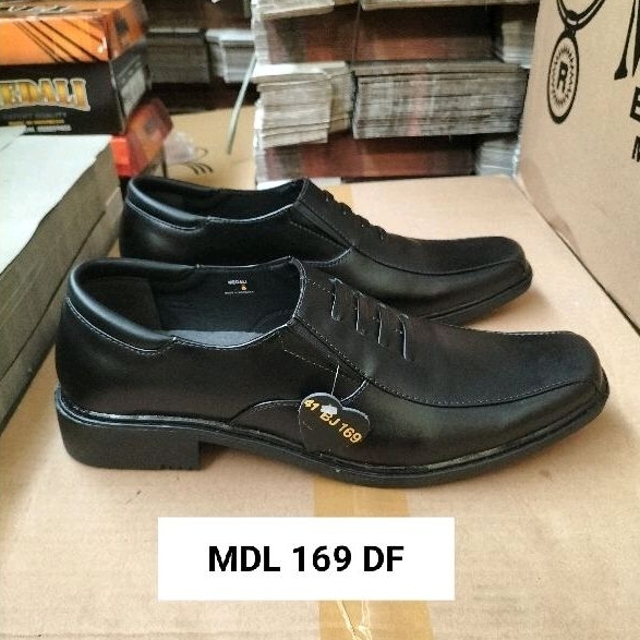 Sepatu kulit pria pantofel sepatu kerja formal tampil lebih keren