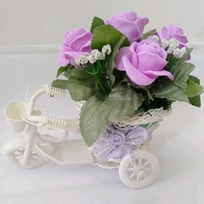 bunga sabun mawar lilac dalam rangkaian pot sepeda mini