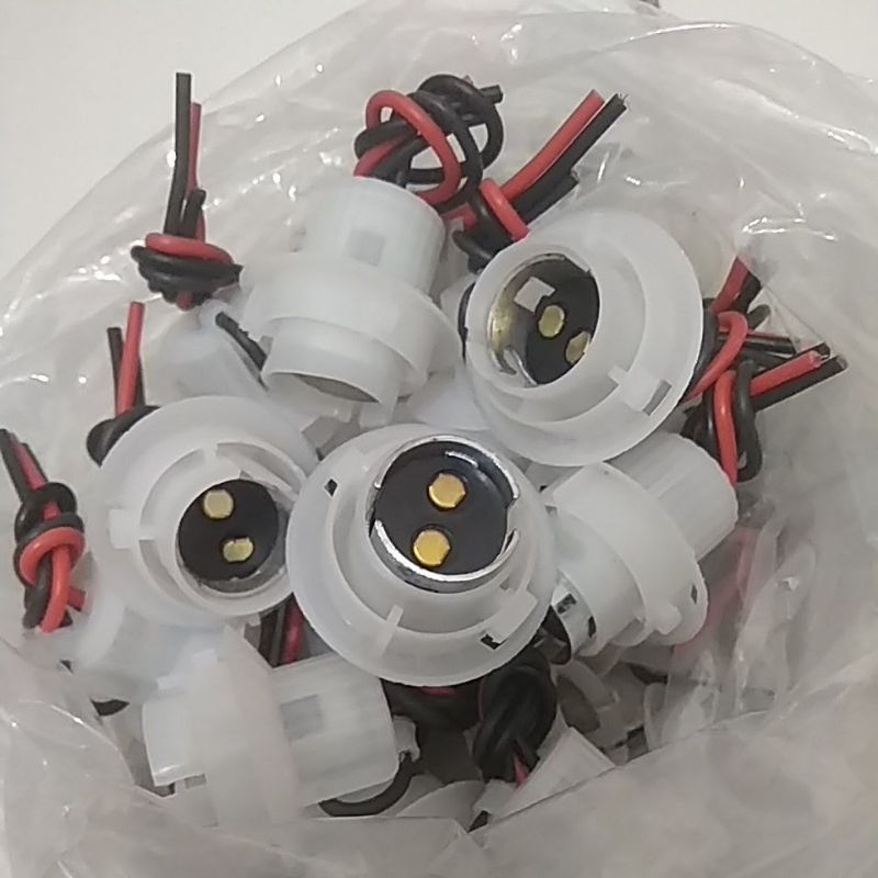 Fitting lampu rem mobil