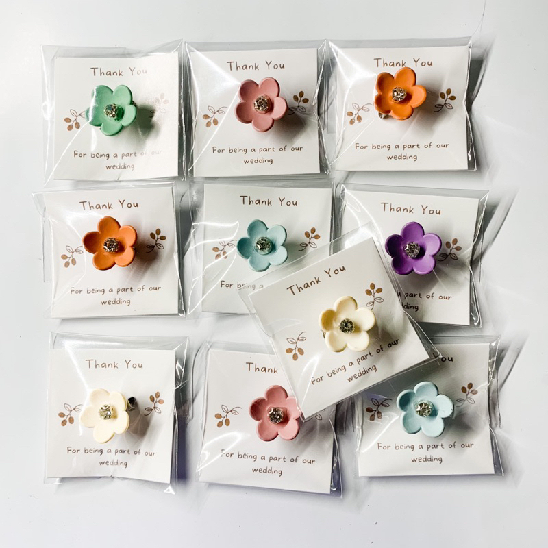 Souvenir Wedding Bross Daisy Kristal (isi 50) | souvenir pernikahan aesthetic | souvenir wedding murah dan bermanfaat