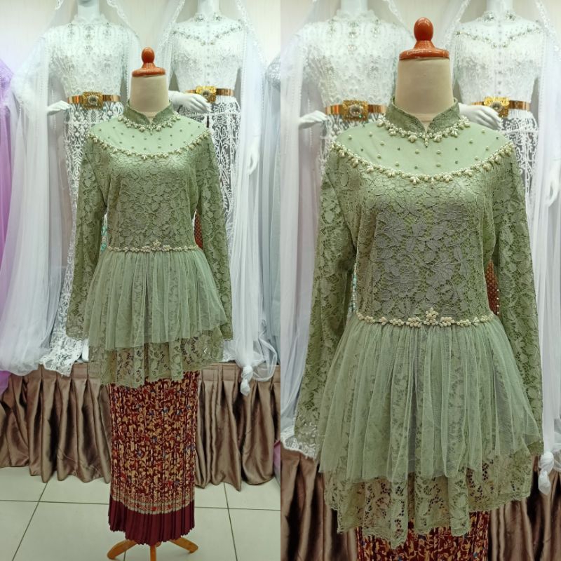 kebaya atasan pager ayu satuset ) sama rok)