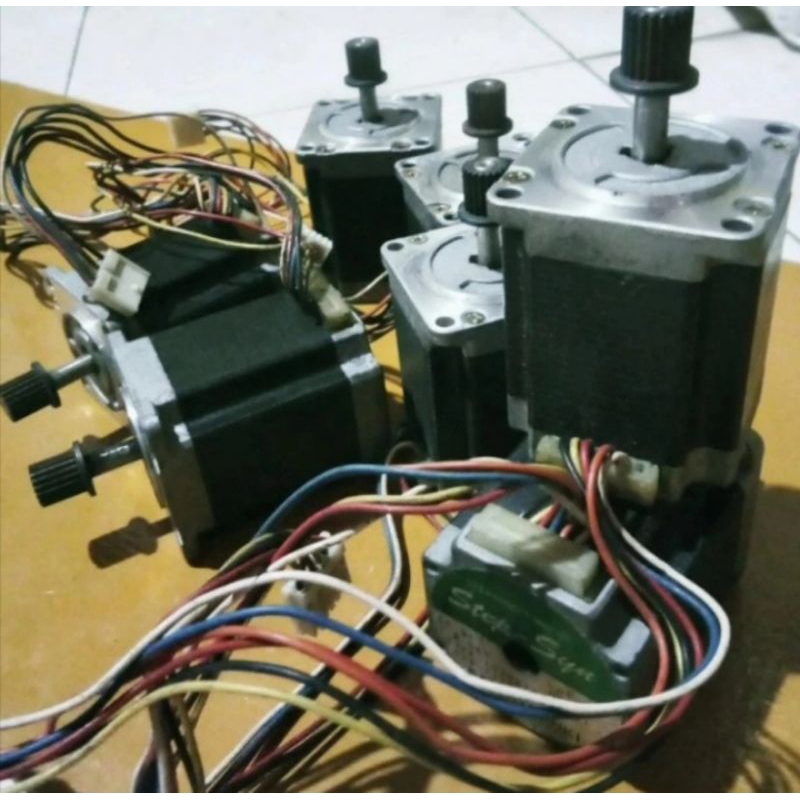 SANYO DENKI 103H6707-0741 (3A)Motor stepper bekas siap pakai daya (3 A)