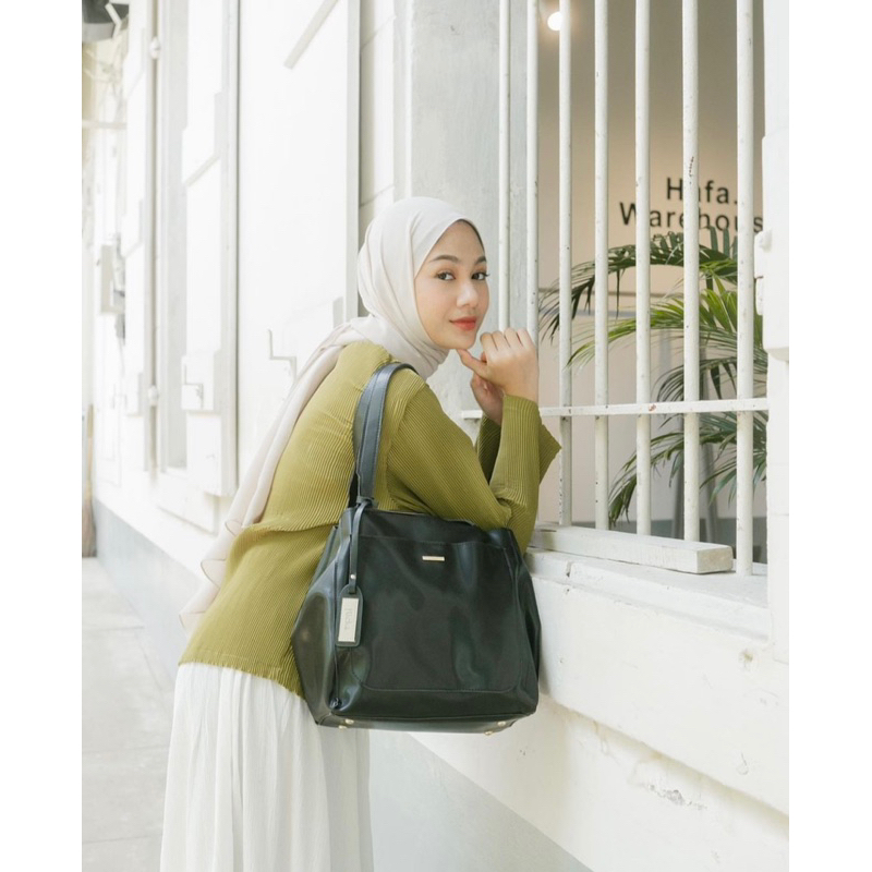 Flicka Tote Bag J 191