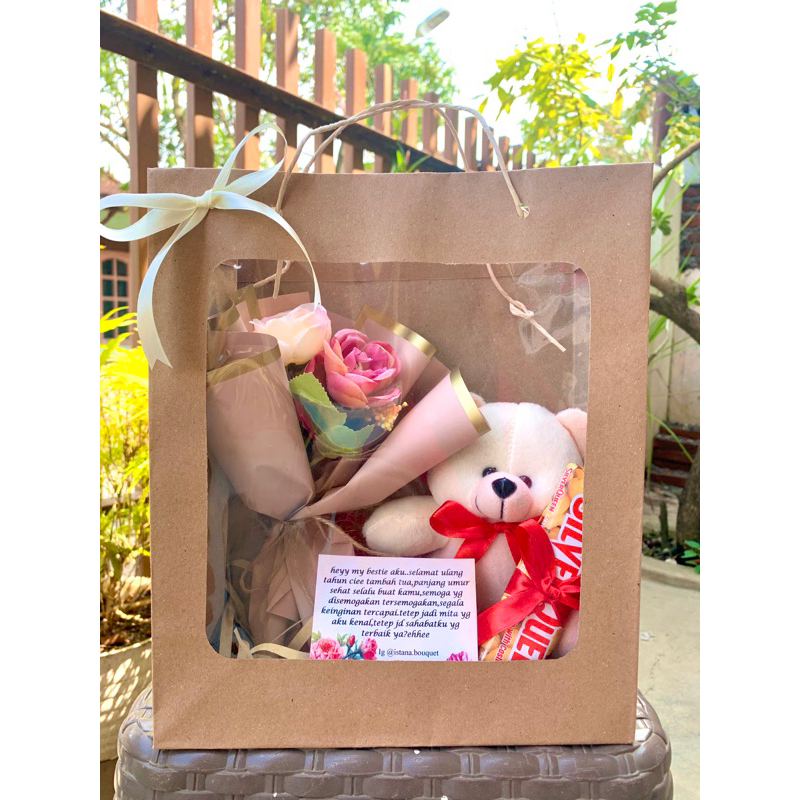 

Hampers tas mika valentine, ultah atau wisuda termurah isian coklat bunga dan boneka
