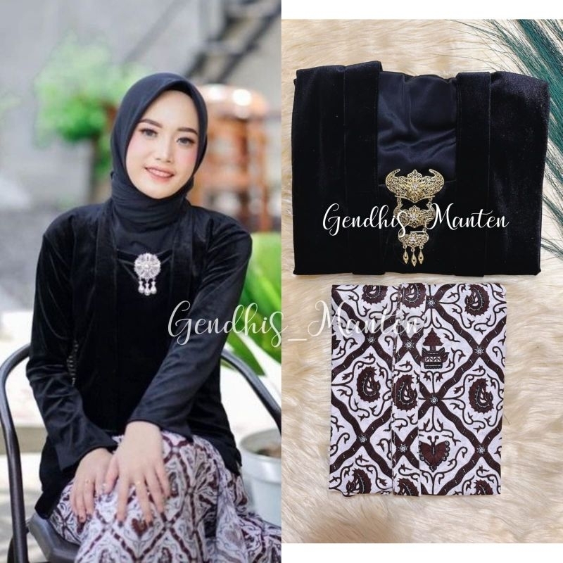 Kebaya Bludru + Jarik Wiru / Nuansa Hitam, Sidoluhur