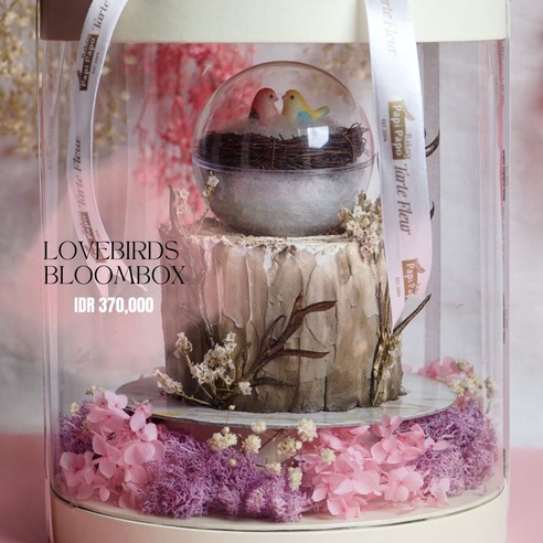 

Lovebirds Bloombox Cake (Valentine Exclusive)
