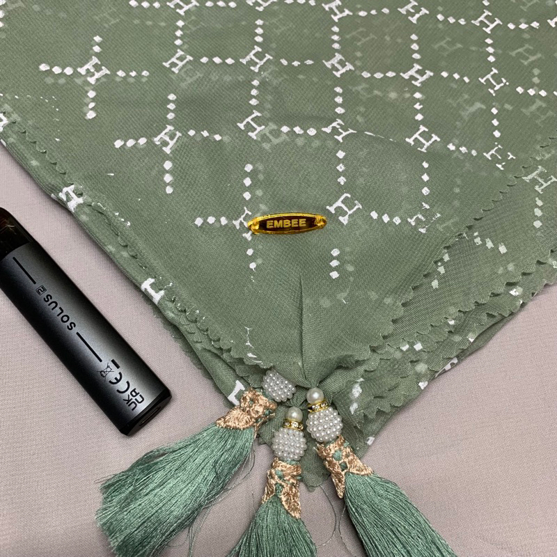 kerudung hijab segi empat BELLA SQUARE MOTIF TASSEL pompom bahan pollycotton dan seri warna lengkap 